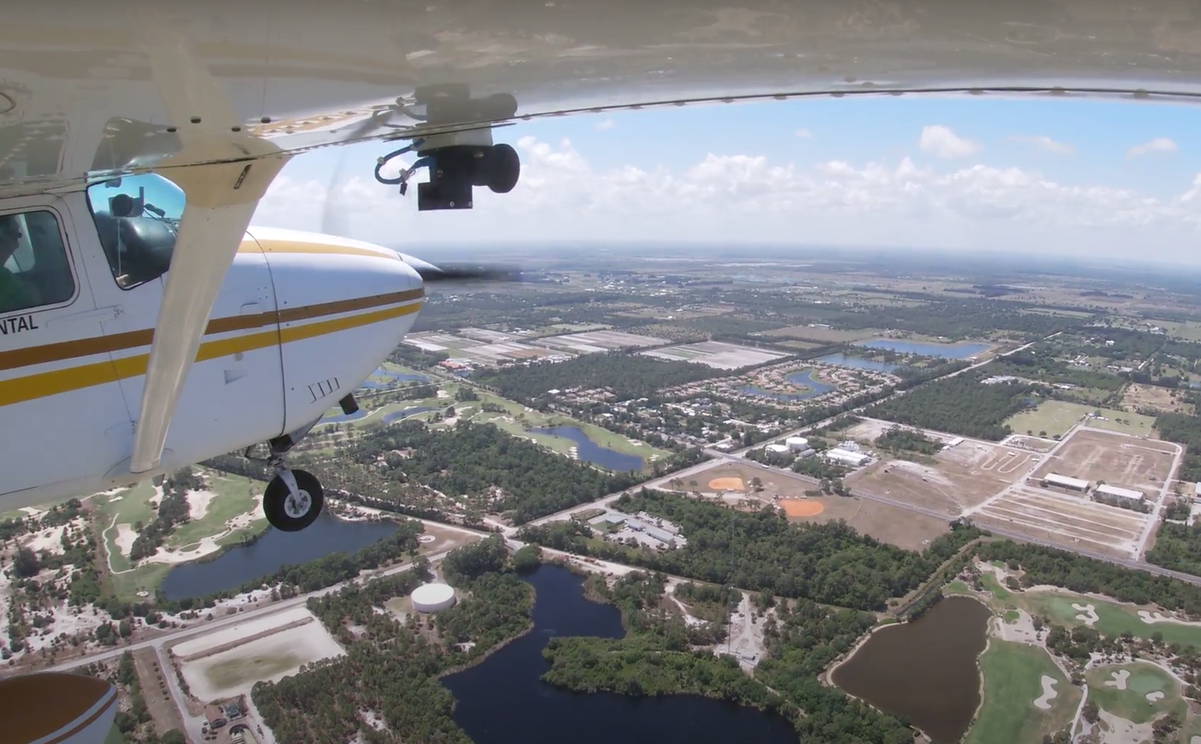 Avidyne's experimental Cessna with Eval Kit onboard – camera under wing