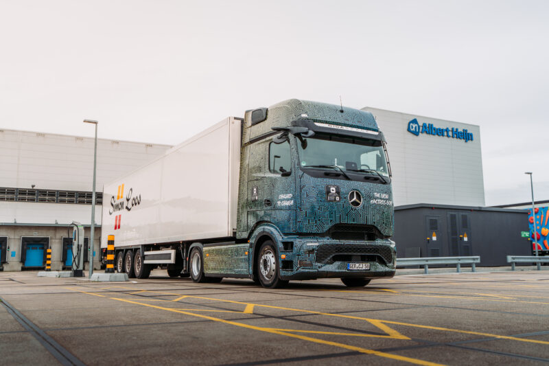 An eActros 600 truck in the Simon Loos livery