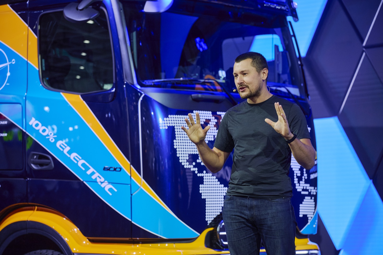 Tobias Wagner in front of the Mercedes-Benz eActros 600 expedition vehicle